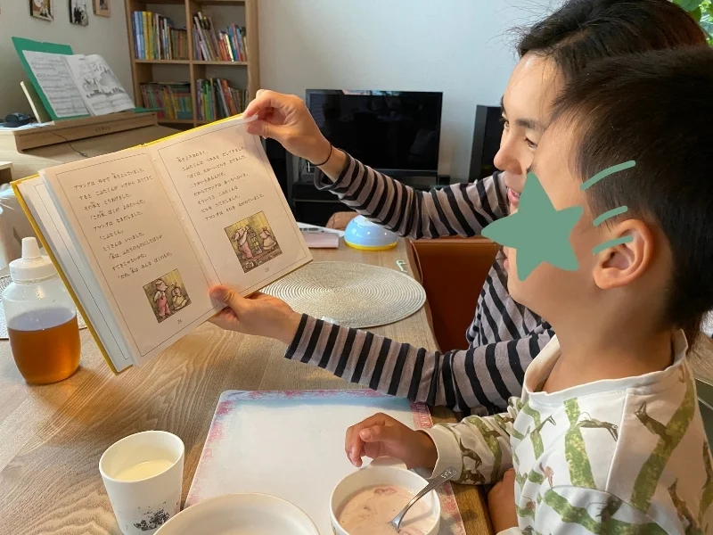 親子で英語の本を一緒に読んでいる様子