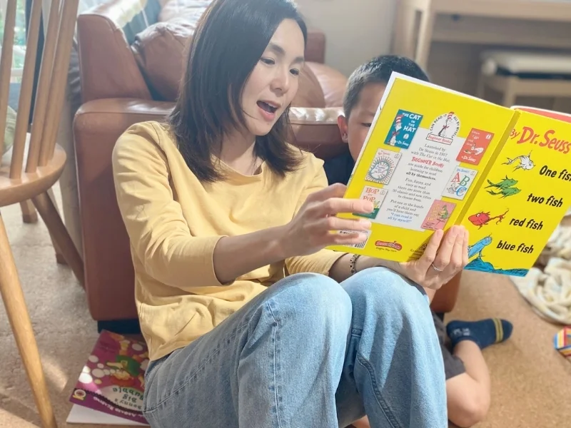 トコさんが子どもに絵本を読み聞かせている様子