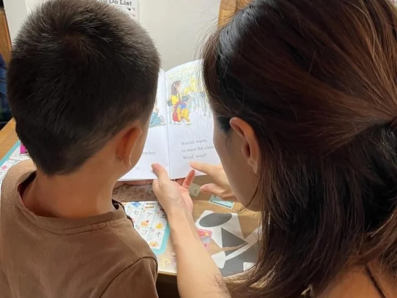 親子で英語の本を読み進めている様子